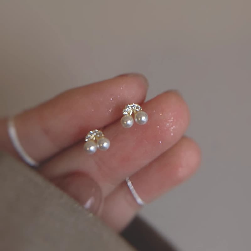 Aretes de cereza pequeños con perla imitada