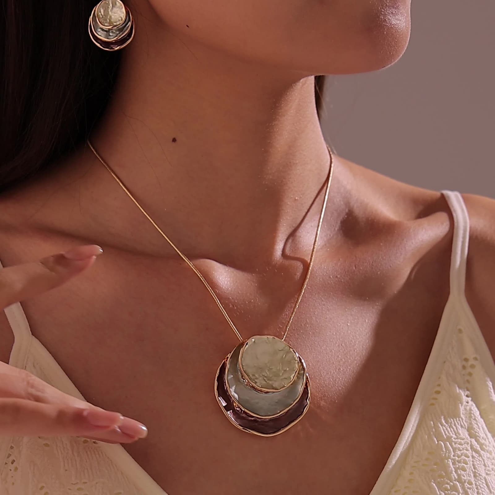 Juego de collar y aretes con colgante de anillo esmaltado