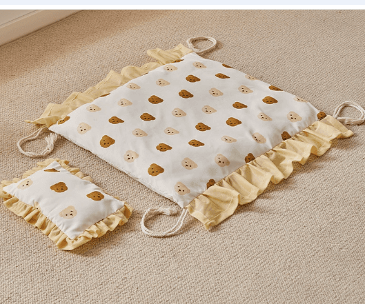 Cama de perro de madera con funda de tela colorida