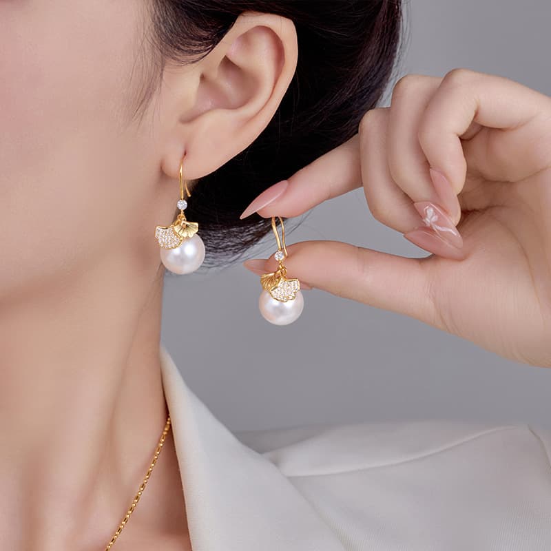 Aretes de ginkgo biloba con circones dorados