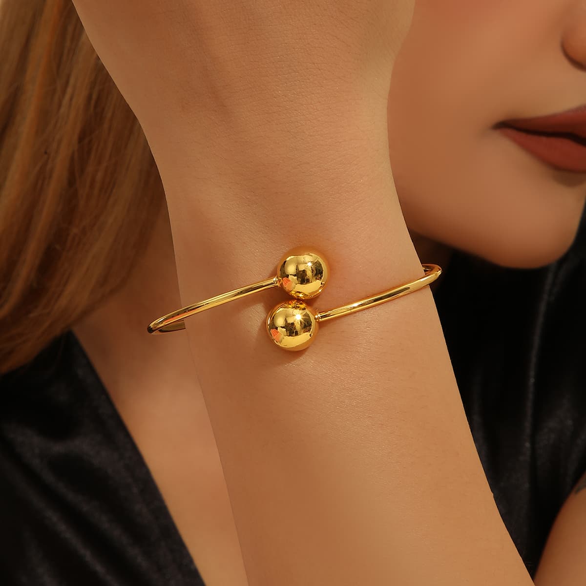 Pulsera dorada de cobre con doble bola abierta