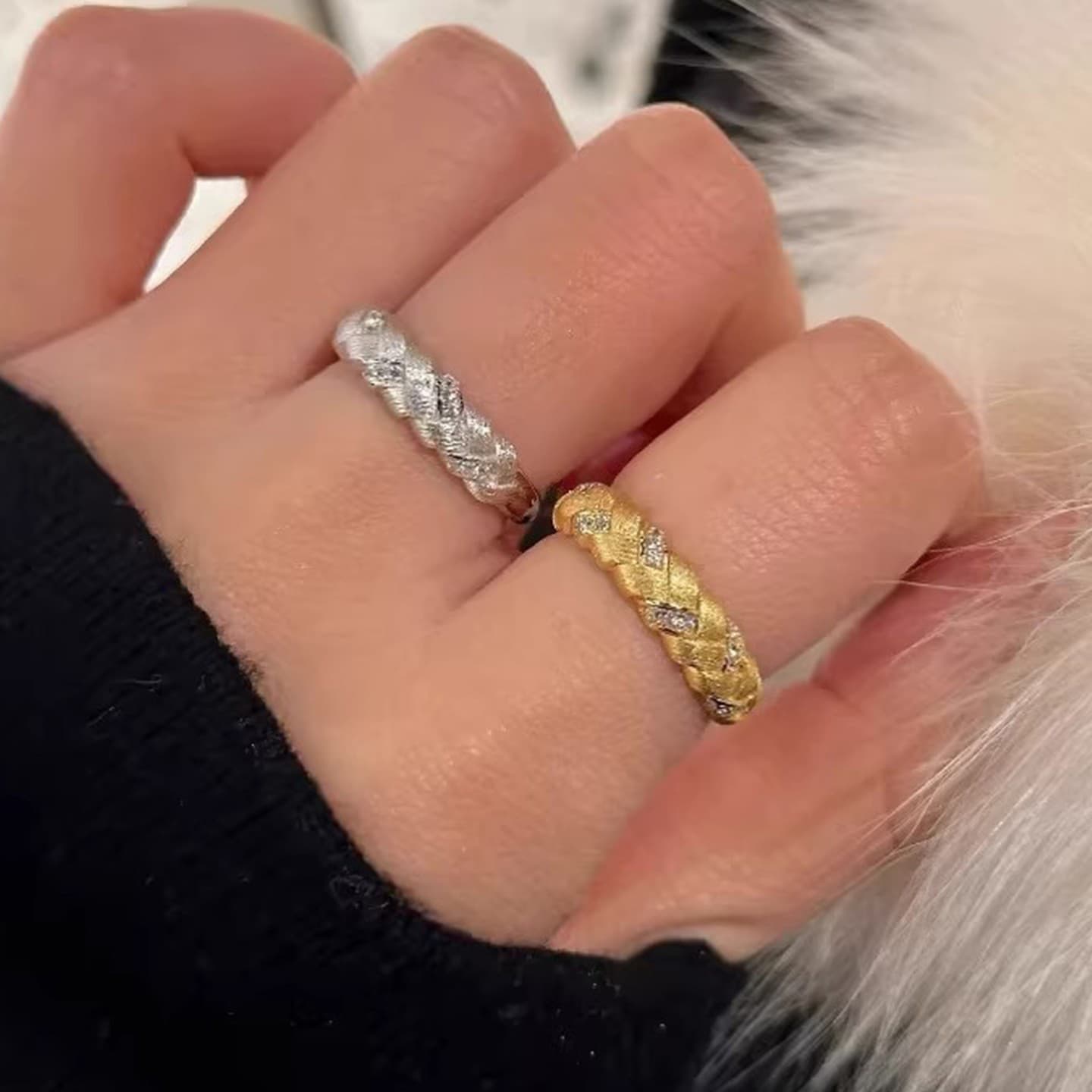 Anillo abierto de plata esterlina con diseño trenzado