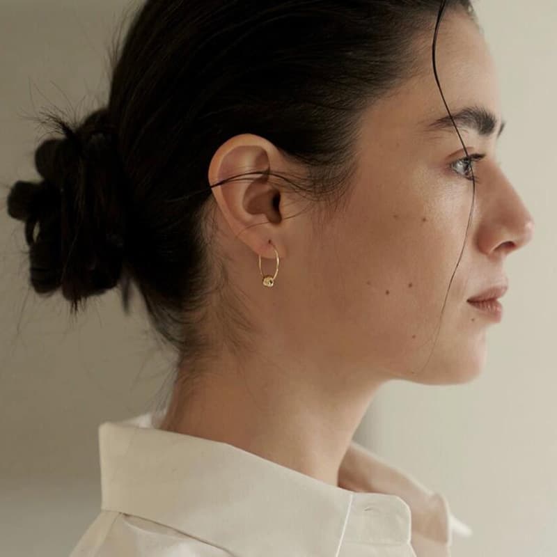 Aretes minimalistas de esfera brillante