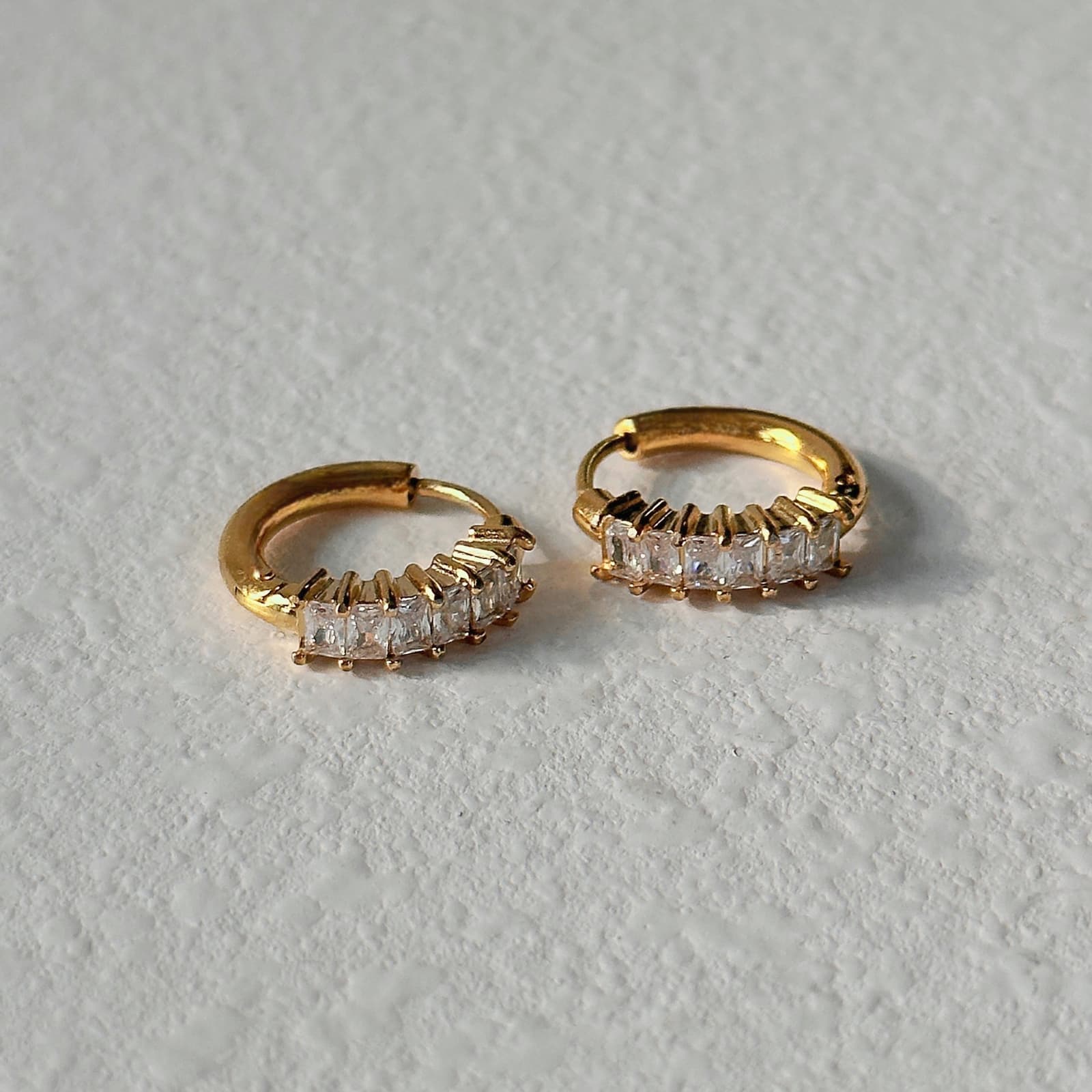 Aretes minimalistas de acero titanio con circón, diseño retro
