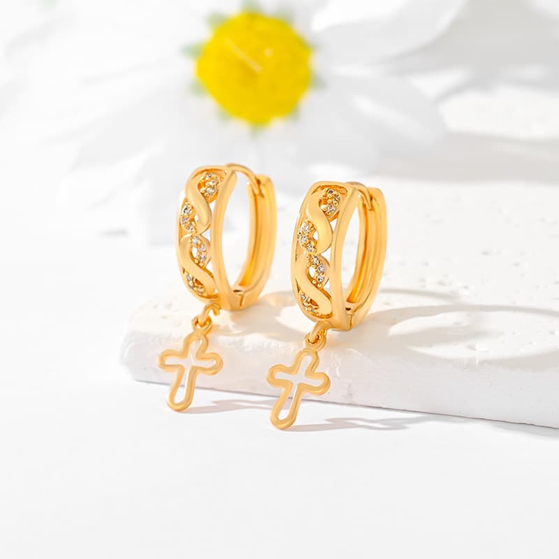 Aretes cruzados chapados en oro con diseño versátil