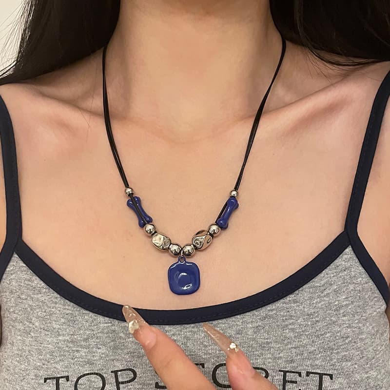 Collar con colgante cuadrado azul de aleación