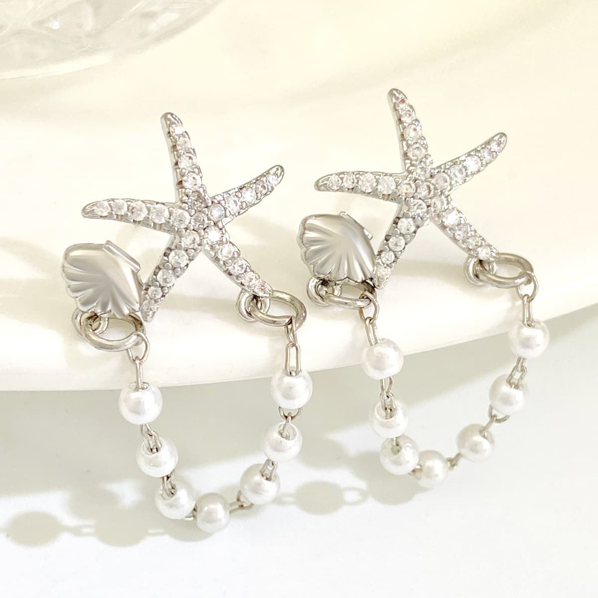 Aretes de perla, concha y estrella de mar