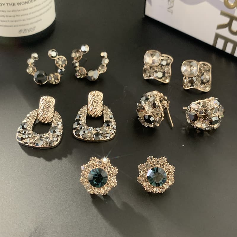 Aretes negros con diamantes brillantes