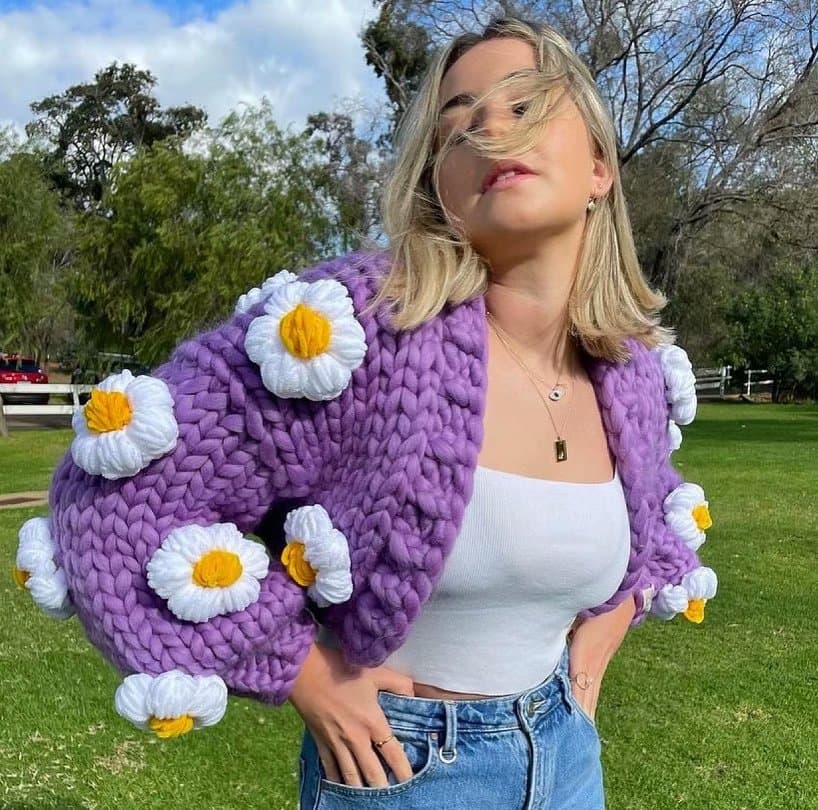 Cardigan tejido a mano con bordado de frutas