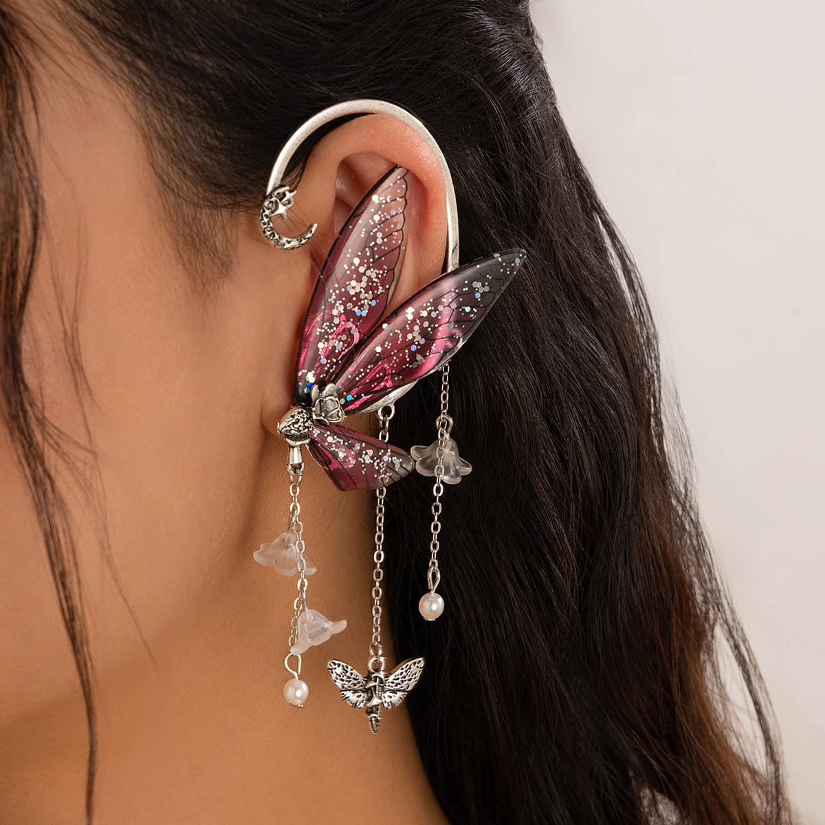 Clip de oreja mariposa con borla y alas contorneadas estilo élfico