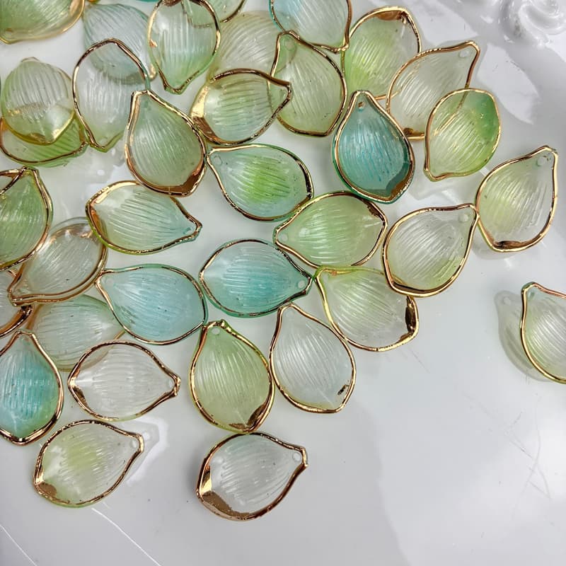 Cuentas de hoja acrílico con ribete dorado para joyería vintage