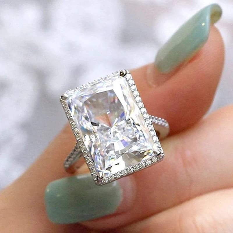 Anillo rectangular brillante en color oro blanco