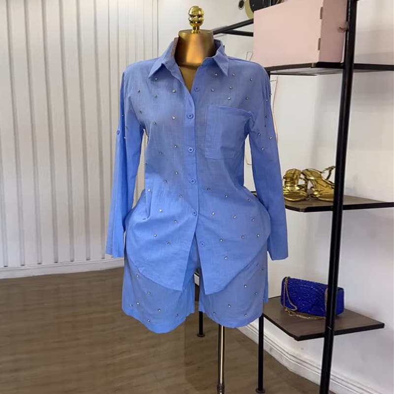 Traje slim-fit con solapas perlas y pantalones cortos