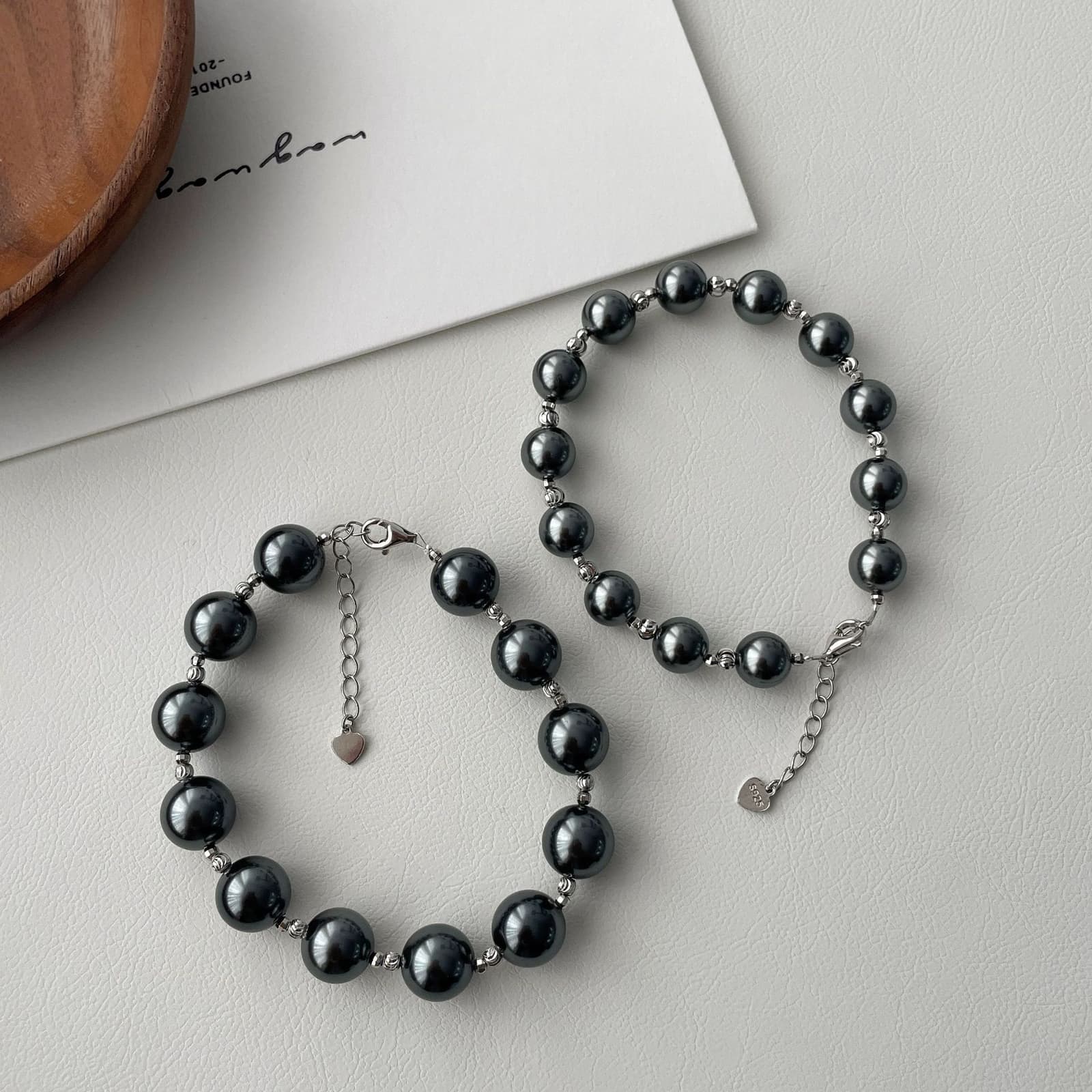 Pulsera de plata con perla negra artificial hecha a mano