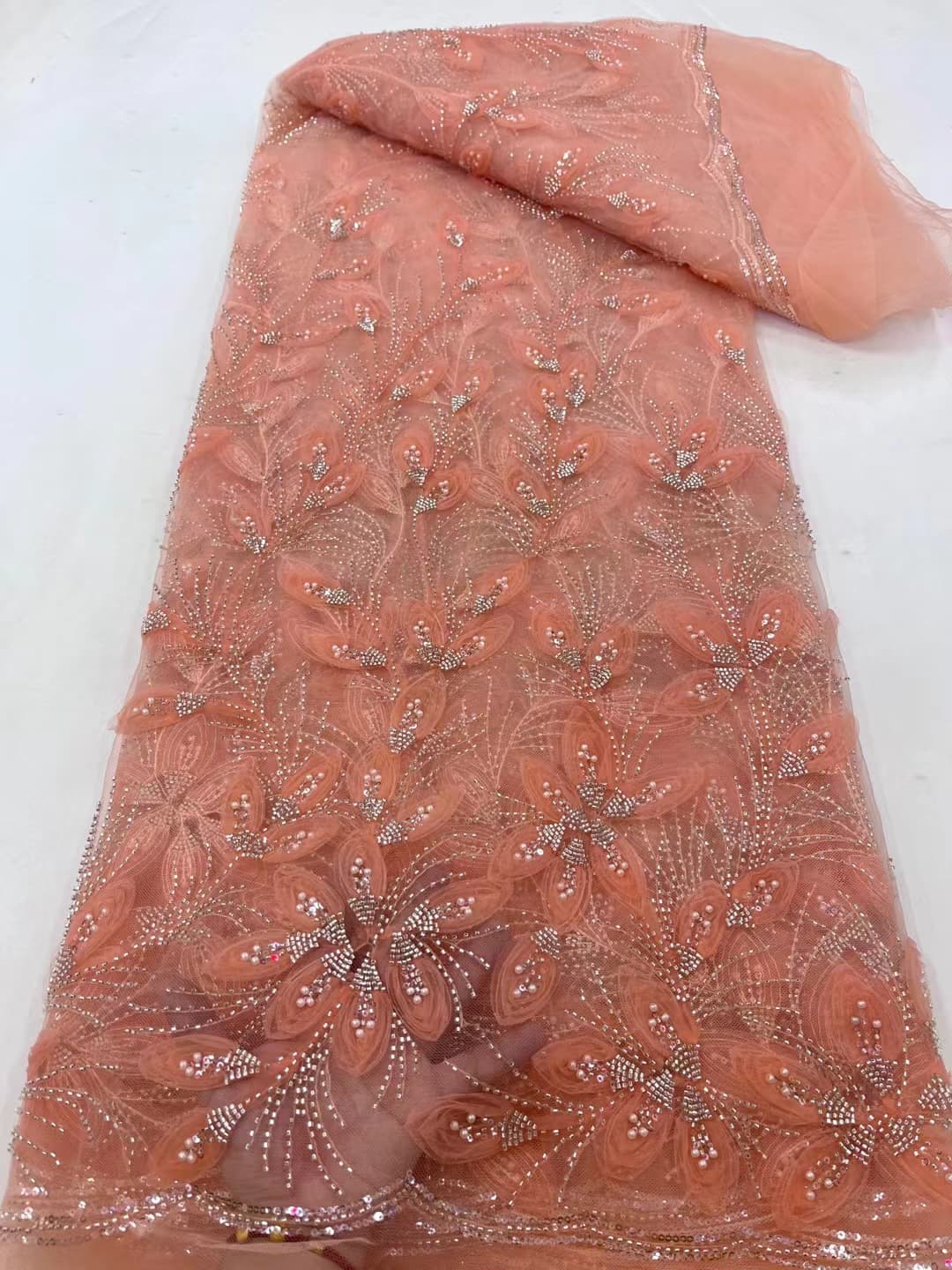 Tela de tul con perlas y cintas florales