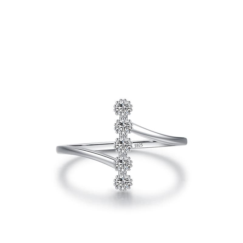 Anillo de plata esterlina con circón incrustado