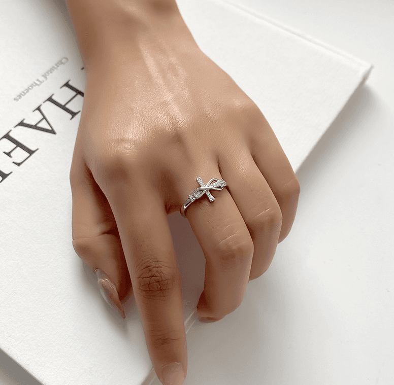 Anillo cruz de cobre para mujeres con diseño geométrico