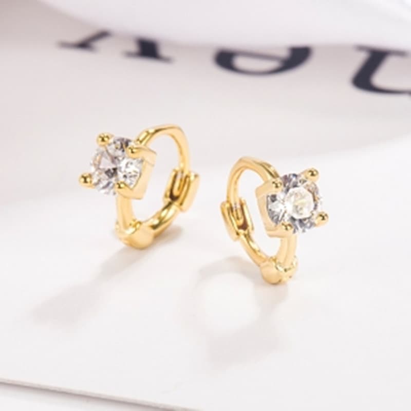Aretes de circón elegantes y simples