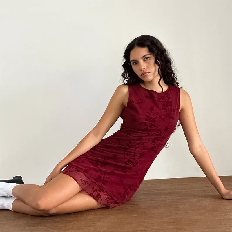 Vestido sin espalda tipo camiseta con cintura alta
