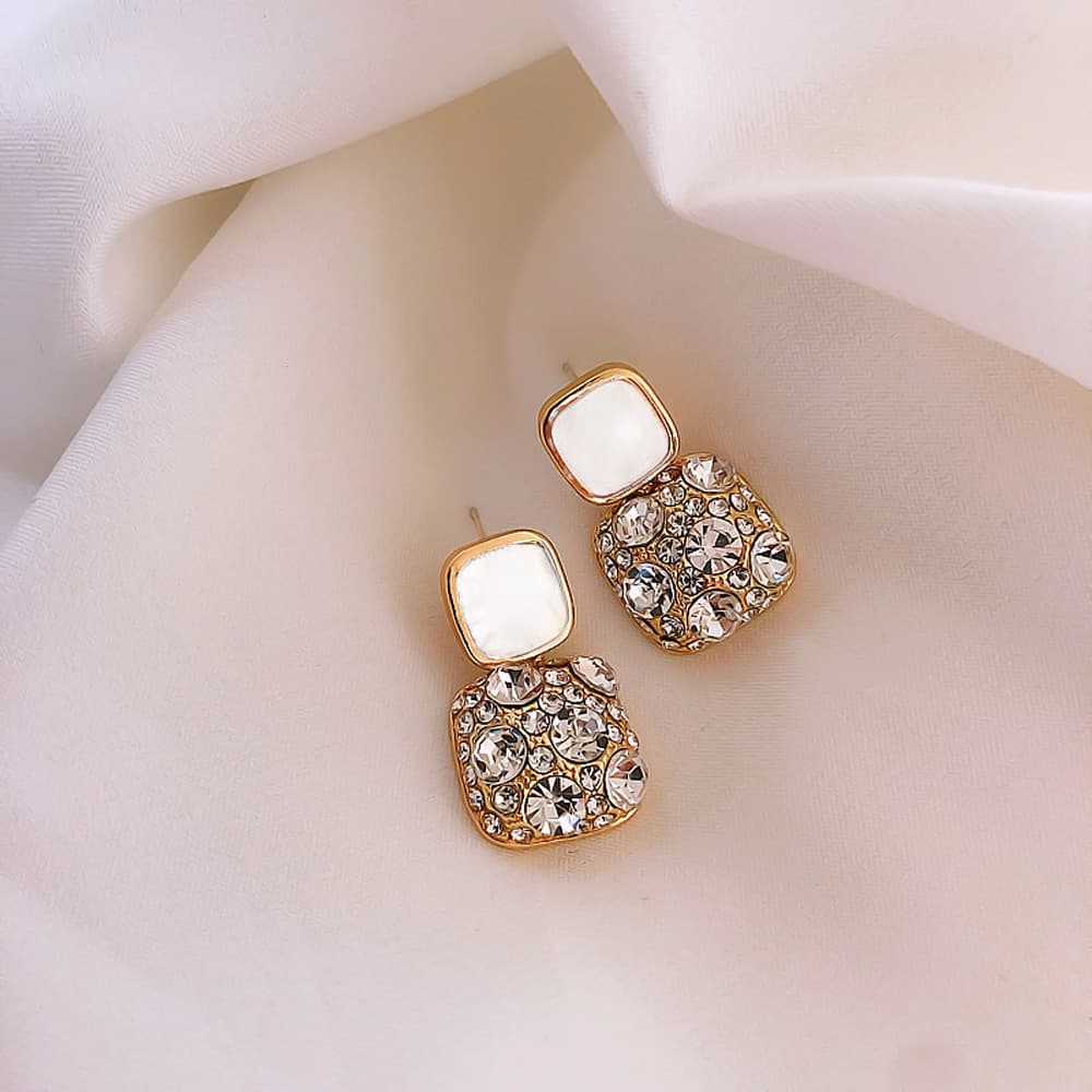 Aretes cubo con pedrería estilo geométrico