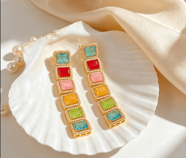 Aretes colgantes de cristal multicolor con marco dorado