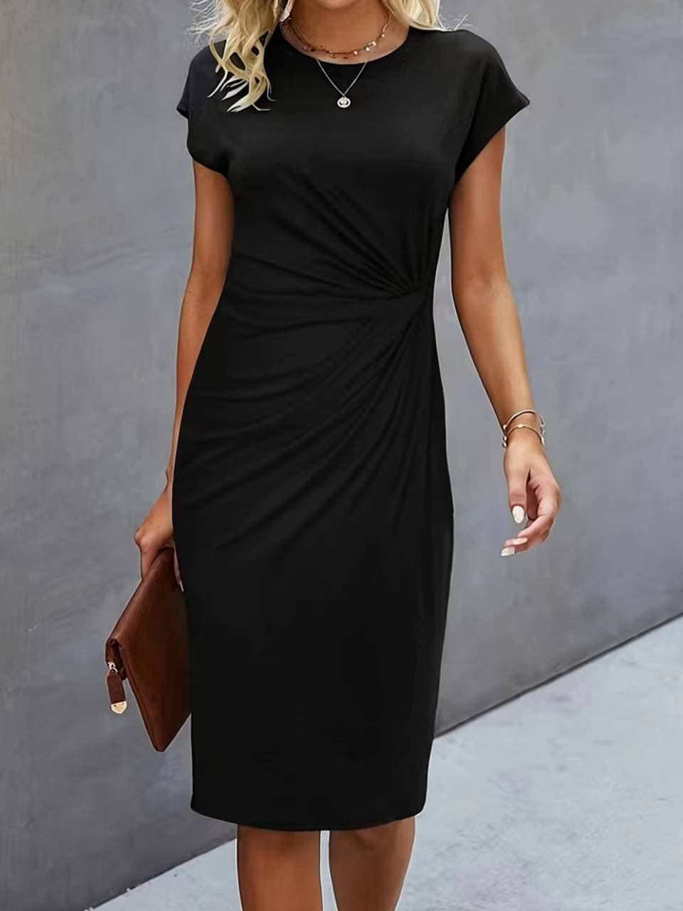 Vestido casual ajustado con nudo frontal y cuello redondo