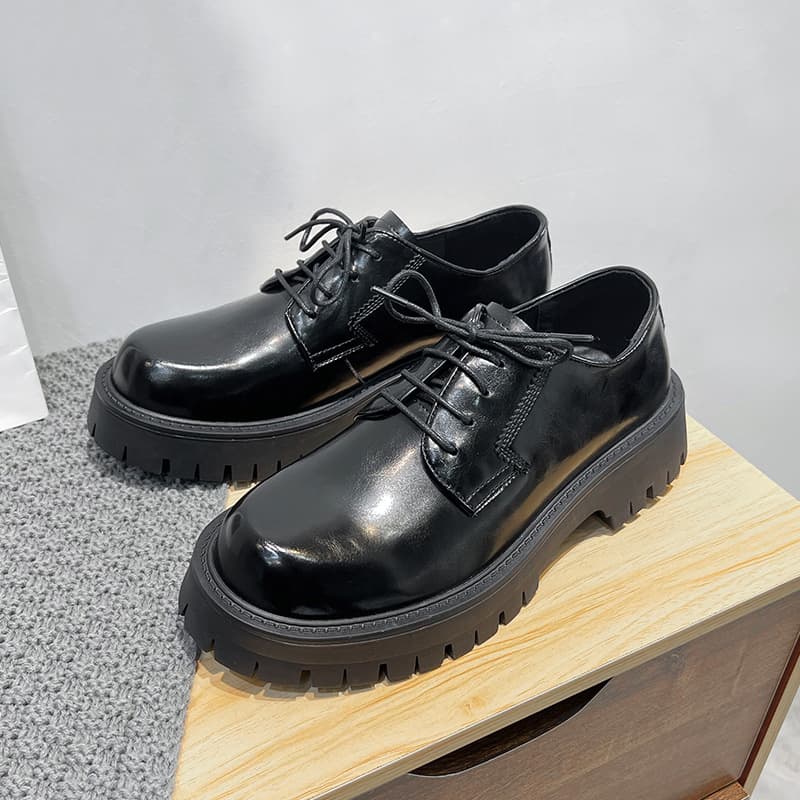 Zapatos de cuero negro con tacón grueso y suela elevada