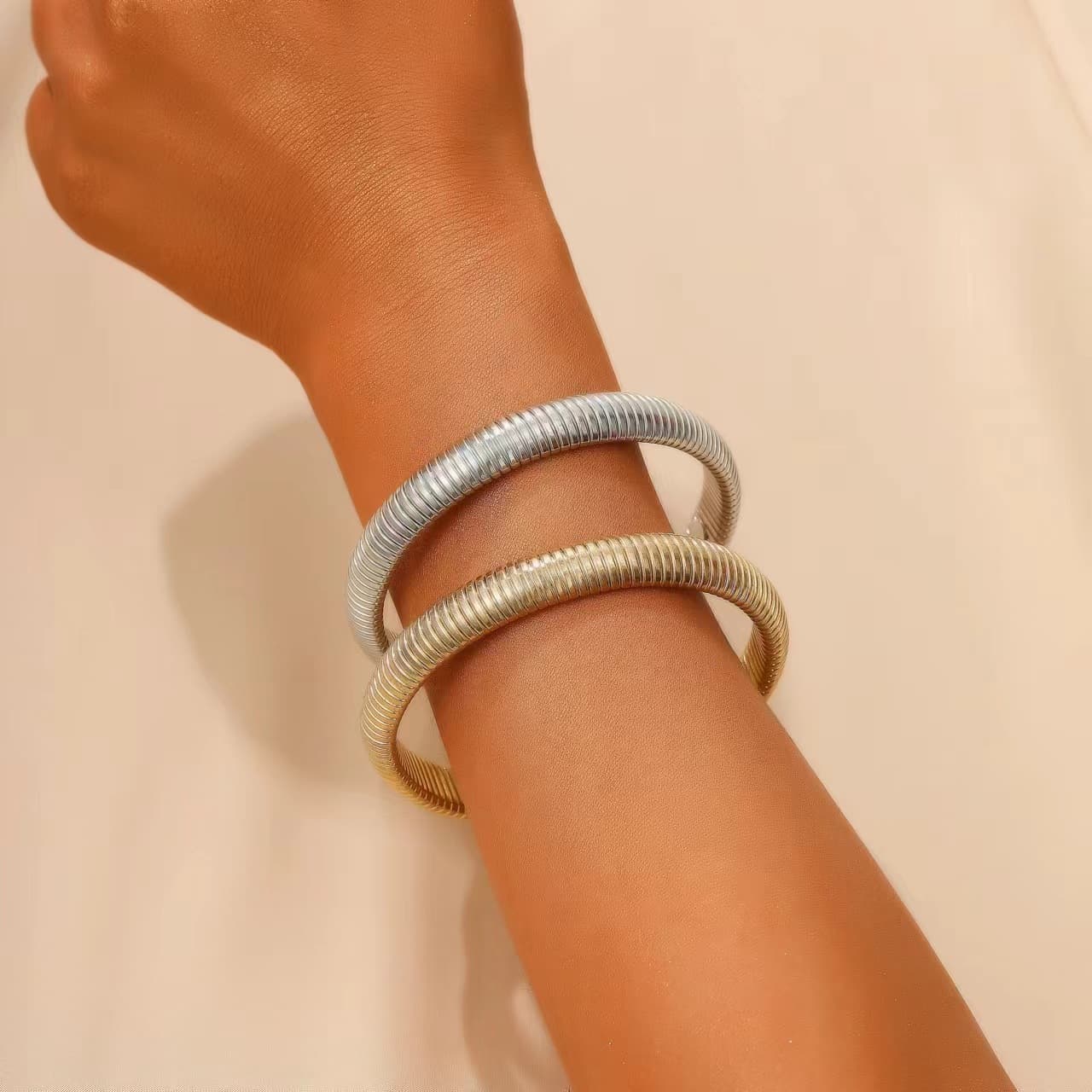Pulsera elástica con diseño simple y moderno