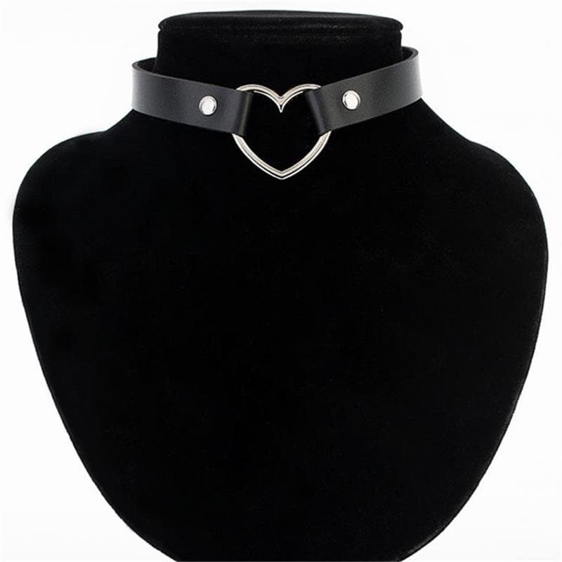 Collar de cuero estilo punk con colgante de corazón