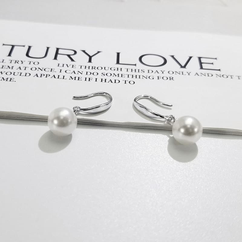 Aretes de plata con perlas en diseño geométrico