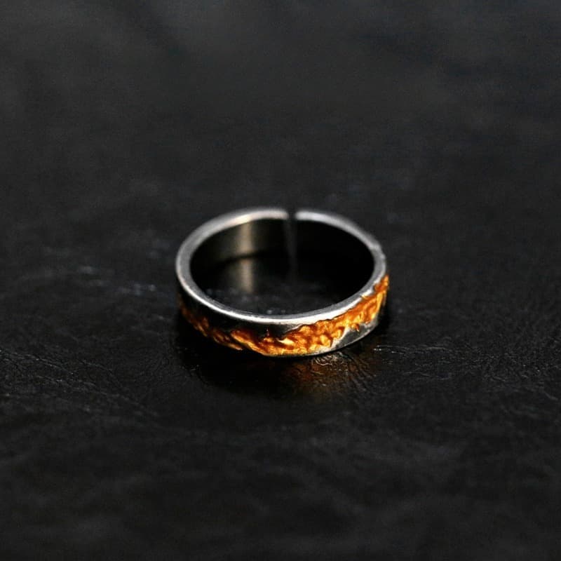 Anillo retro dorado incrustado
