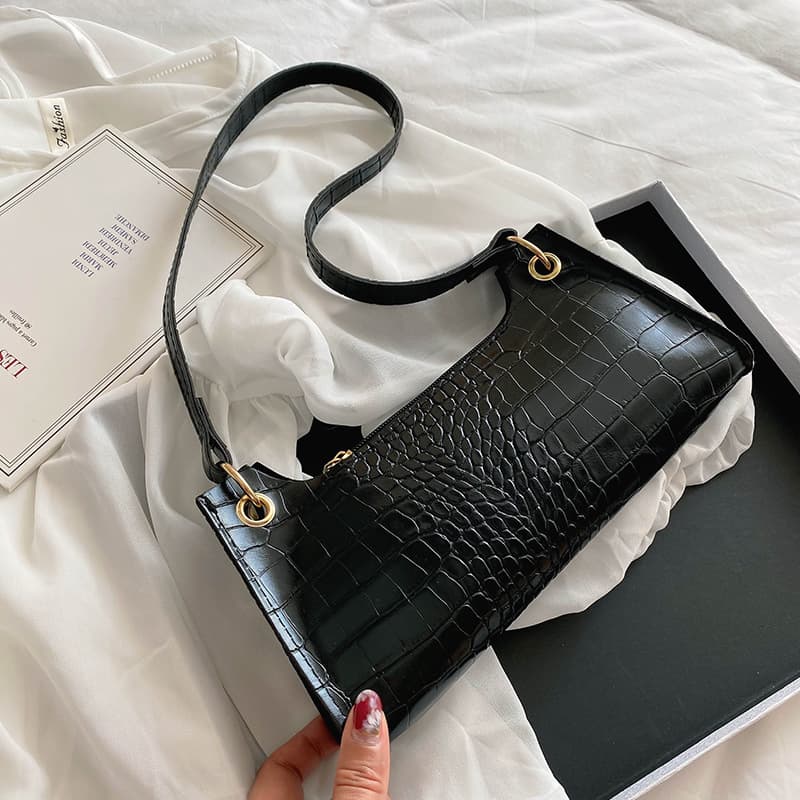 Bolsa baguette francesa con cadena y diseño contemporáneo