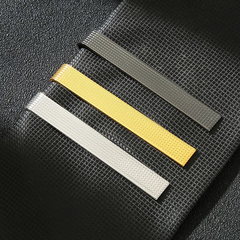 Clip para corbata elegante con patrón geométrico
