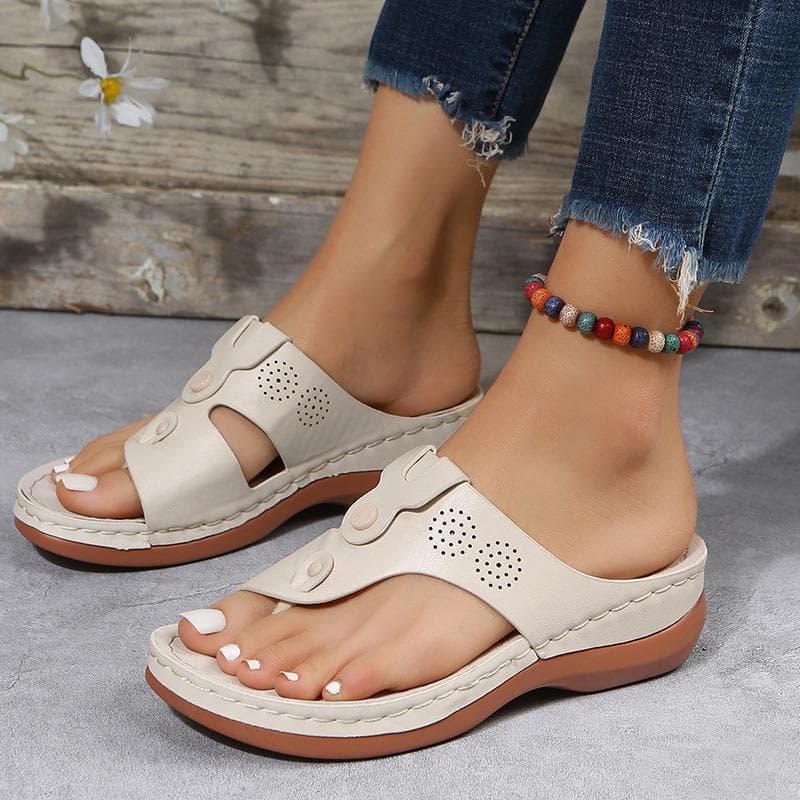 Sandalias tipo chancla con cuña y detalles recortados