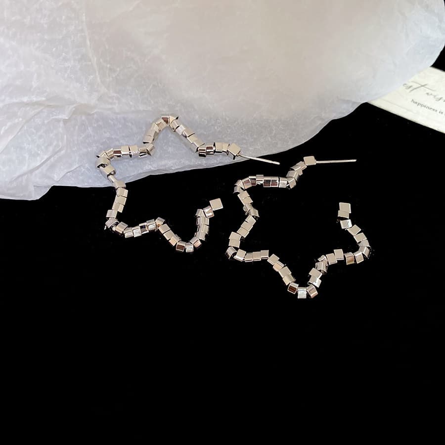 Aretes redondos de aguja de plata en diseño exclusivo moderno