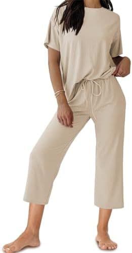 Conjunto de camiseta y pantalón cropped color sólido