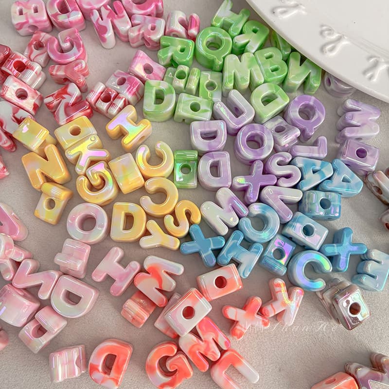 Cuentas de letras acrílicas UV con agujero horizontal para pulseras