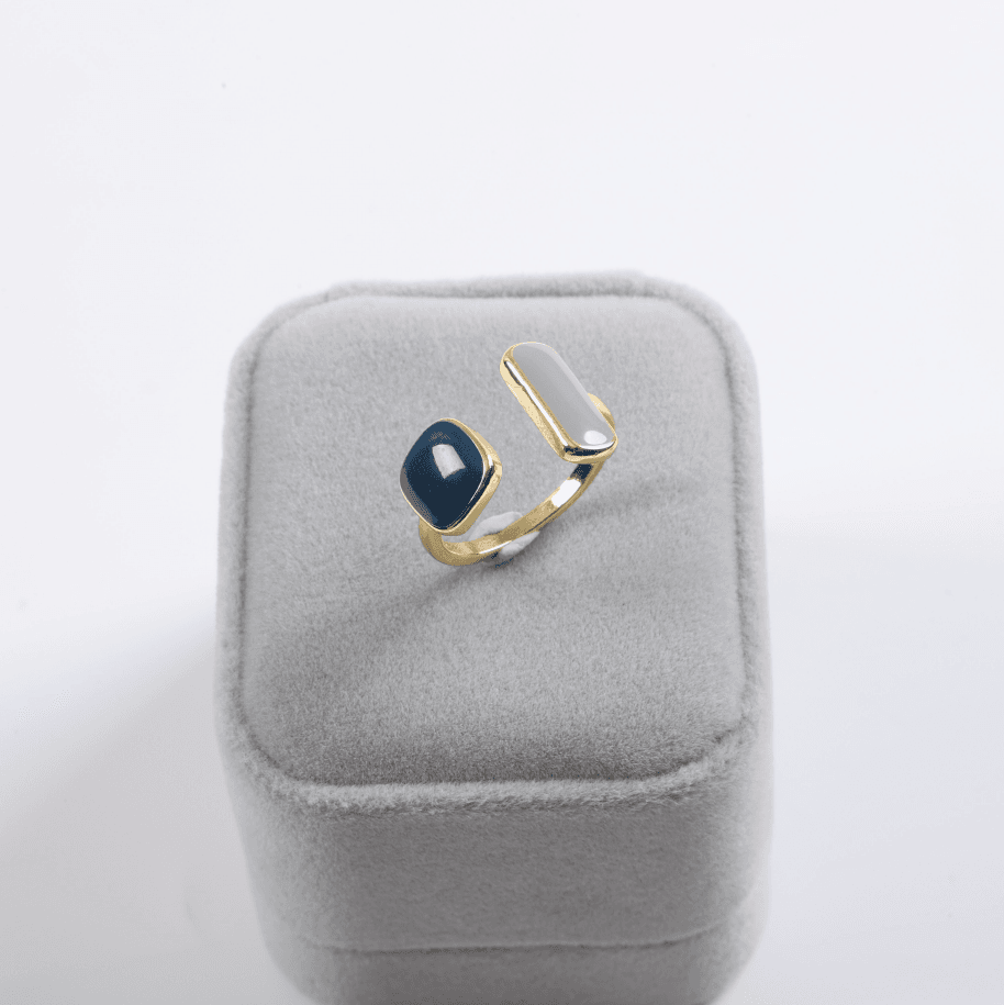 Anillo geométrico elegante con efecto gota en púrpura azul