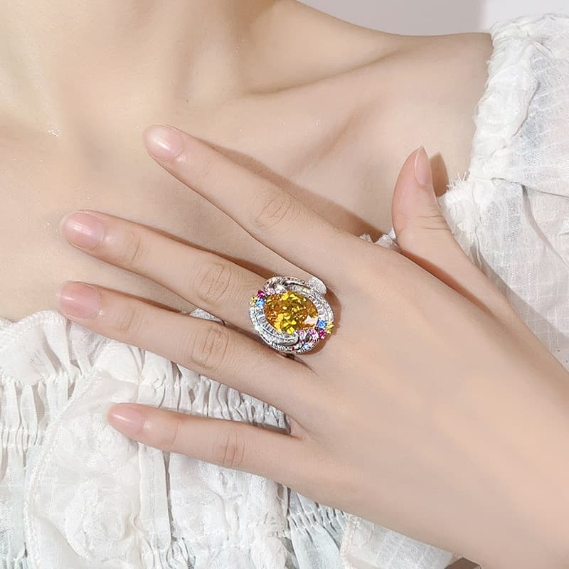 Anillo de cóctel con amatista púrpura y diseño remolino