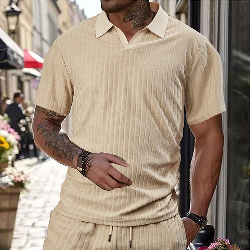 Conjunto deportivo casual con cuello redondo y pantalones cortos