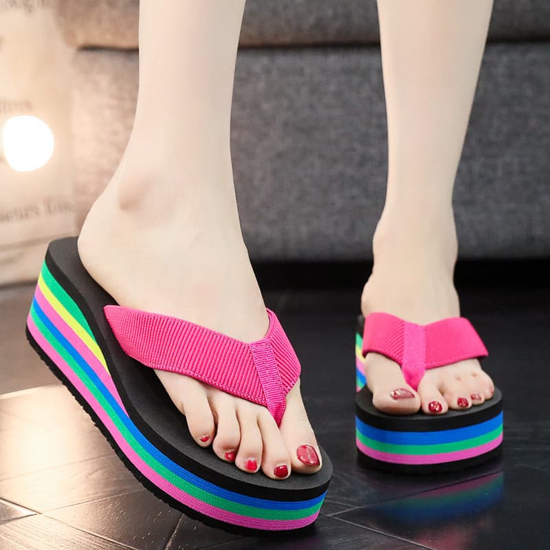 Sandalias flip-flop con cuña y plataforma arcoíris