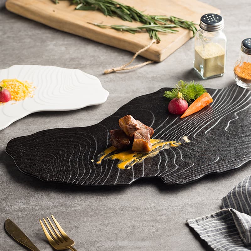 Plato de porcelana con forma única, estilo occidental