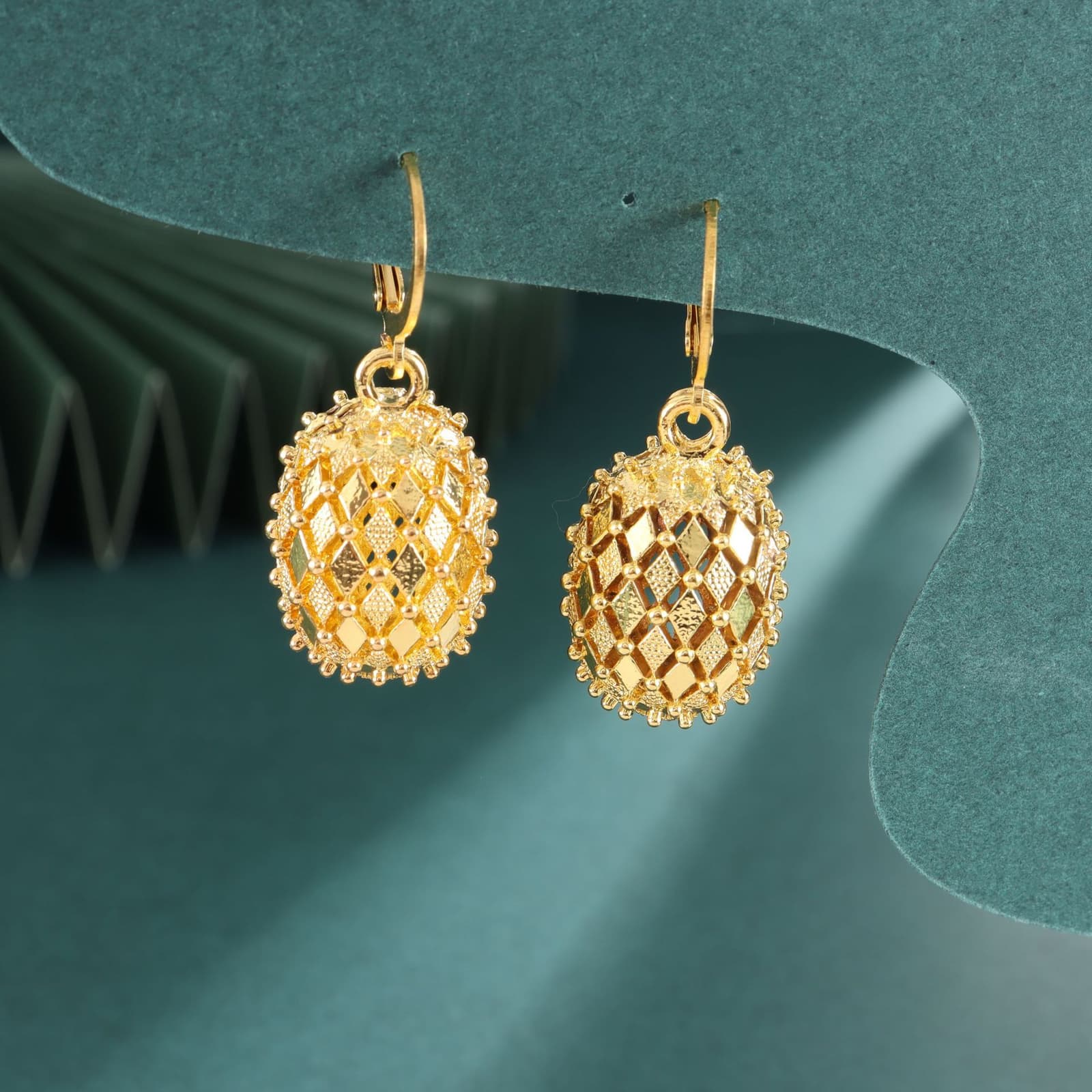 Aretes de bola hueca con chapado en oro