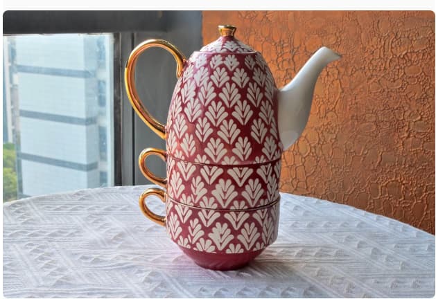 Juego de té con tetera y dos tazas