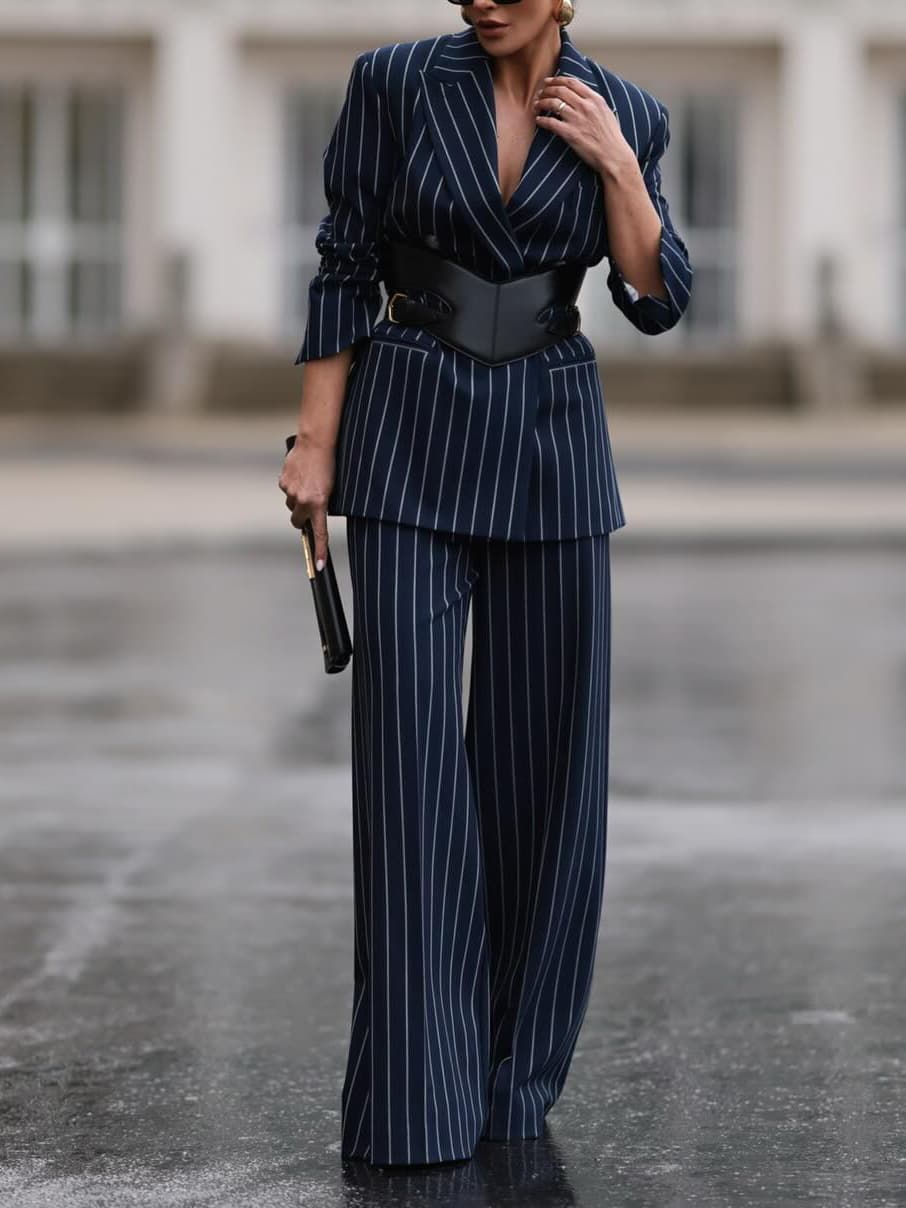 Conjunto elegante blazer rayas y pantalones cintura alta