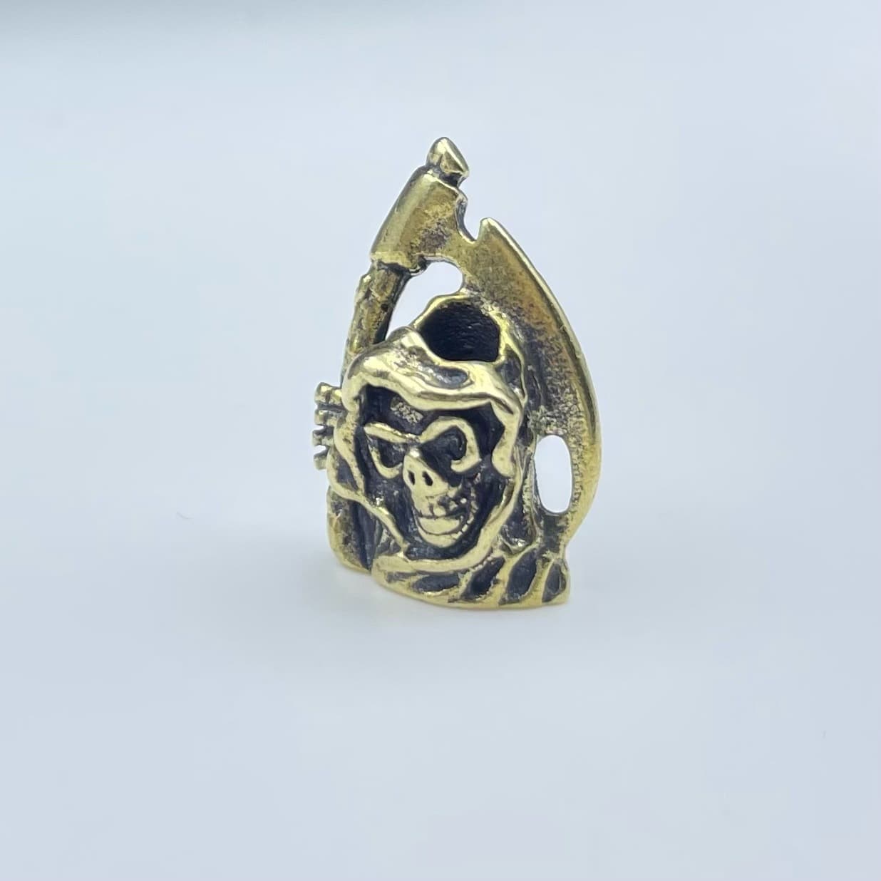 Dije de cordón paracaidista latón diseño hoz