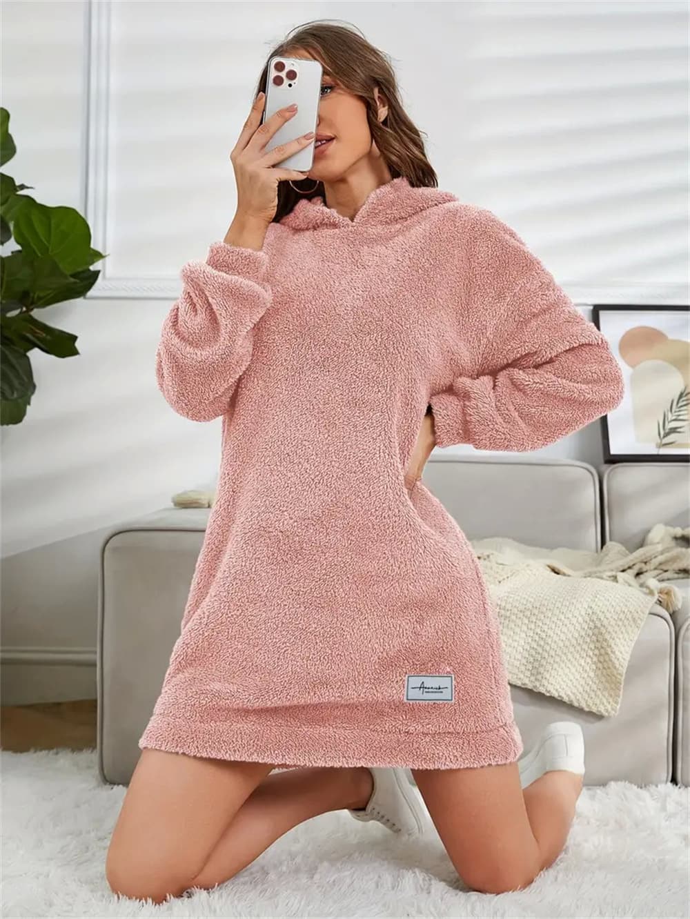 Vestido de manga larga con capucha y tela de felpa
