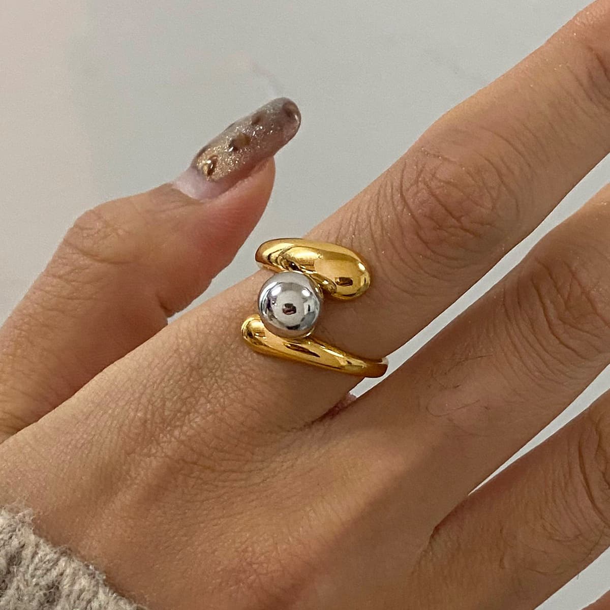 Anillo abierto minimalista con cuentas entrelazadas