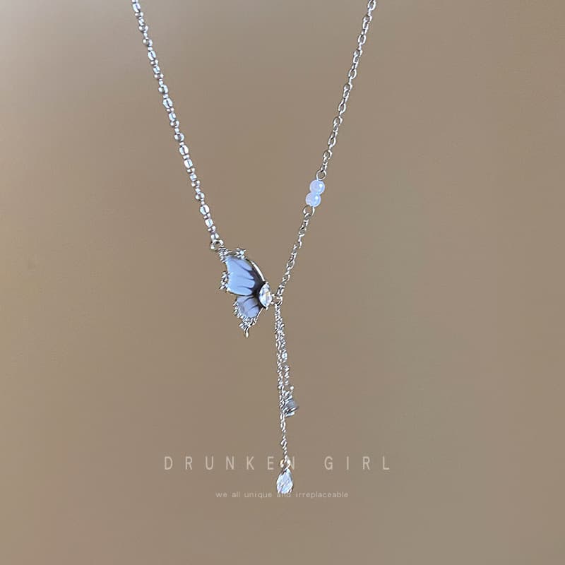 Collar de perlas con borla y mariposa