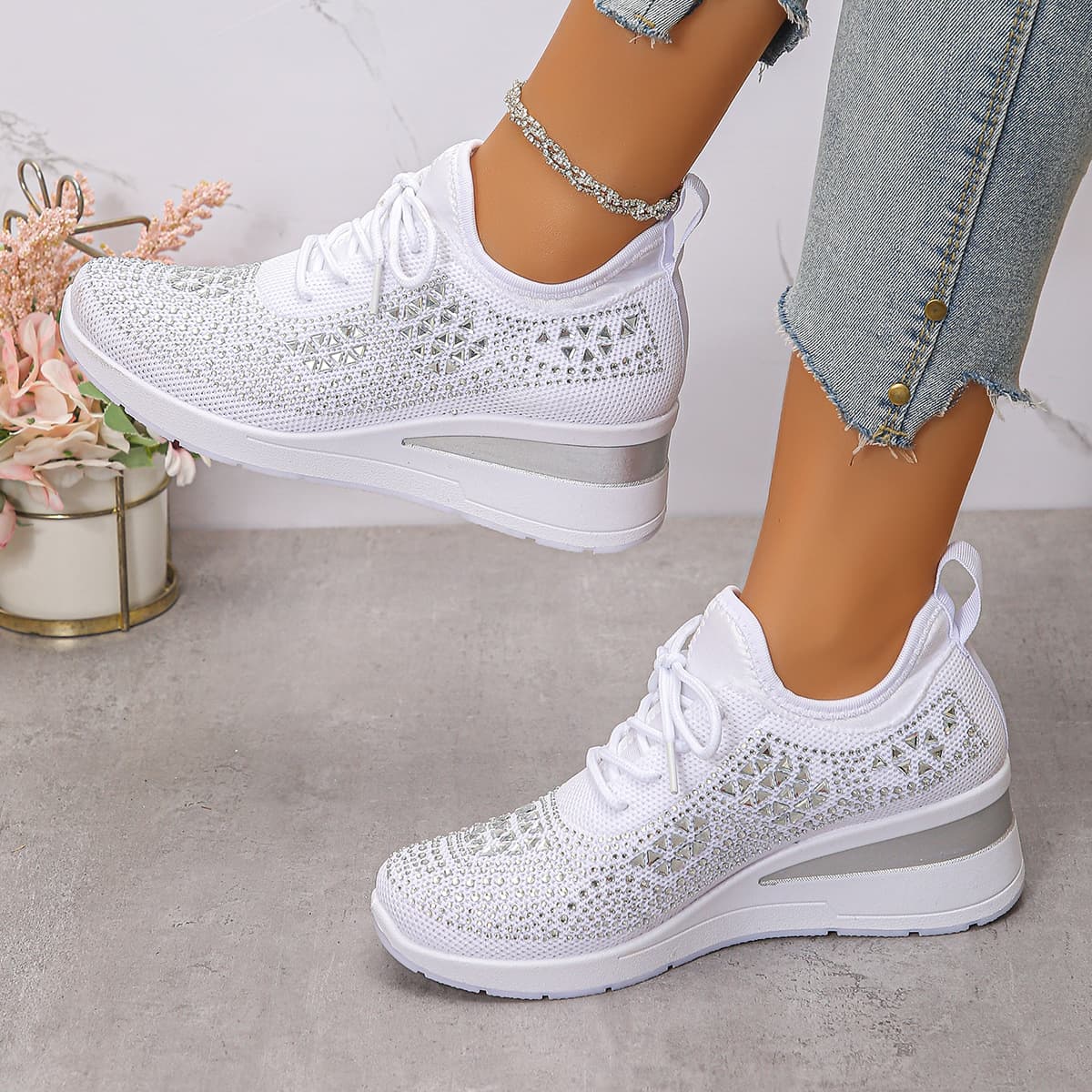 Zapatillas deportivas con pedrería y cuña